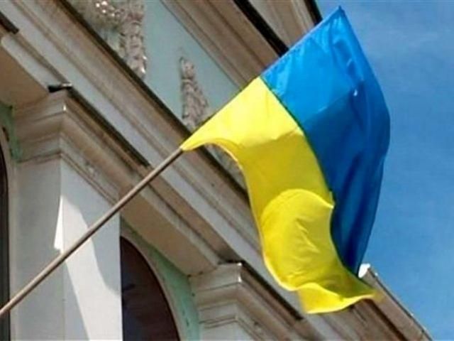 За український прапор у Криму члену Меджлісу вручили попередження за "екстремізм" За український прапор у Криму члену Меджлісу вручили попередження за "екстремізм"