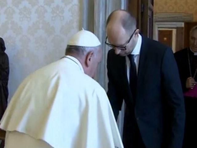 Папа Франциск подарував Яценюку ручку для підписання миру з Росією