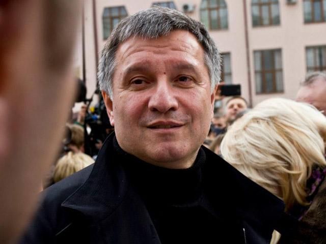 Аваков каже, що під Слов'янськом бою не було, сепаратисти божаться — на них напали Аваков каже, що під Слов'янськом бою не було, сепаратисти божаться — на них напали