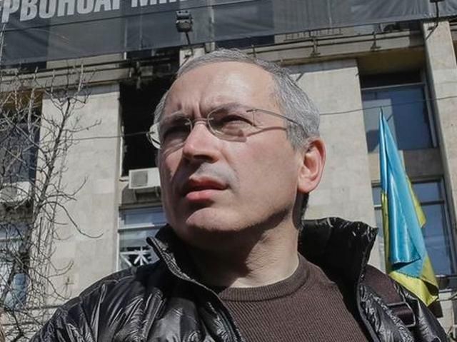 Ти продав свою Батьківщину, — донецькі сепаратисти не впустили Ходорковського в ОДА (Відео)