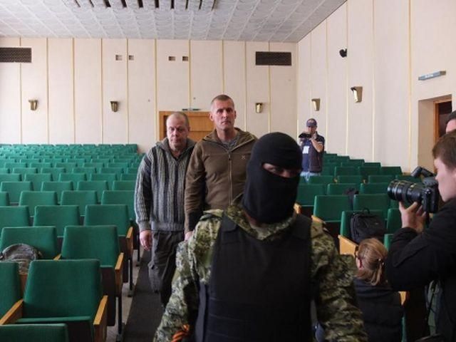 В Славянске террористы показали прессе заложников-иностранцев (Фото) В Славянске террористы показали прессе заложников-иностранцев (Фото)