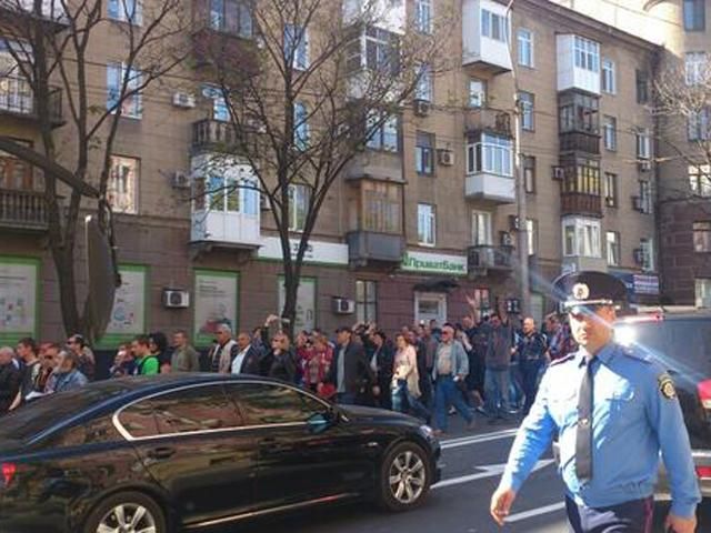 Сепаратисти йдуть пікетувати Донецьку обласну ТРК з вимогою припинити цензуру (Фото) Сепаратисти йдуть пікетувати Донецьку обласну ТРК з вимогою припинити цензуру (Фото)