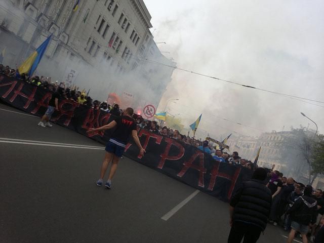 Ультрас "Металлиста" и "Днепра" прошли совместным шествием в Харькове (Фото)