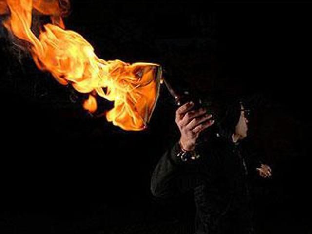 В Маріуполі невідомі спалили будівлю райсуду В Маріуполі невідомі спалили будівлю райсуду