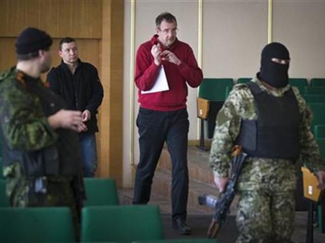 В Славянске террористы освободили одного из восьми пленных инспекторов ОБСЕ