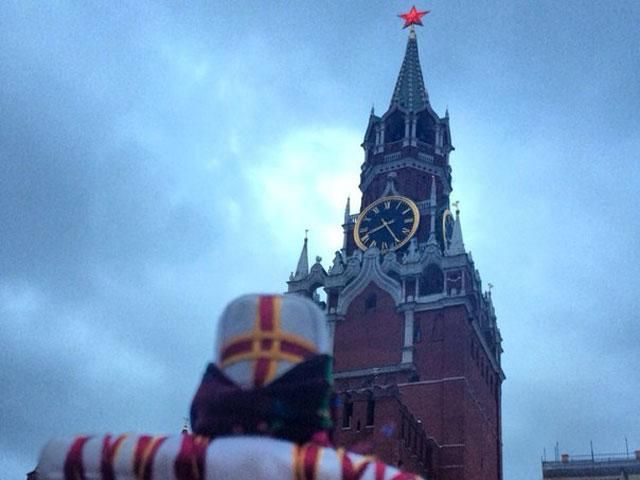 "Мотанка проти війни": росіянин фотографує українську ляльку по всьому світі (Фото) "Мотанка проти війни": росіянин фотографує українську ляльку по всьому світі (Фото)