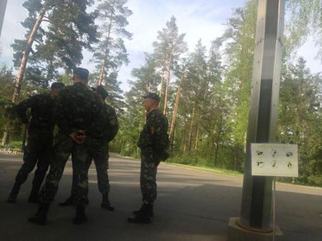 В Конча-Заспе охранники госдач три часа запугивали журналистов В Конча-Заспе охранники госдач три часа запугивали журналистов