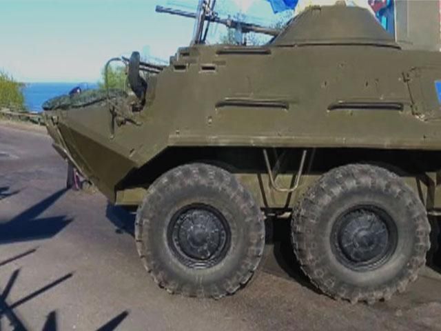 Блокпост в Черкасах охороняє БТР Блокпост в Черкасах охороняє БТР