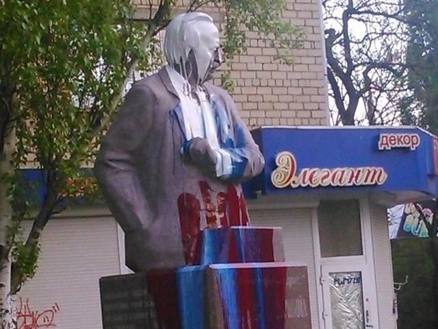 В Николаеве облили краской памятник Черноволу
