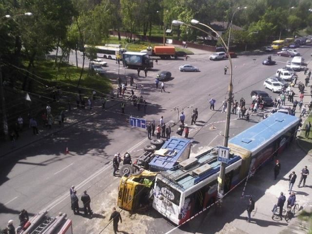 В Киеве грузовик столкнулся с троллейбусом: 18 пострадавших