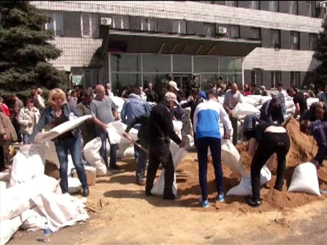 Перед управлением милиции в Константиновке строят баррикады (Видео)