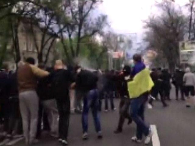 В Донецке на активистов марша единства напали люди с георгиевскими лентами (Видео) В Донецке на активистов марша единства напали люди с георгиевскими лентами (Видео)