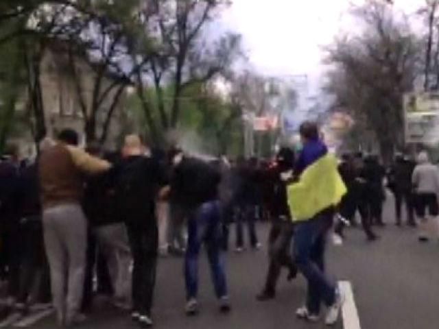 В Донецке на активистов марша единства напали люди с георгиевскими лентами (Видео)