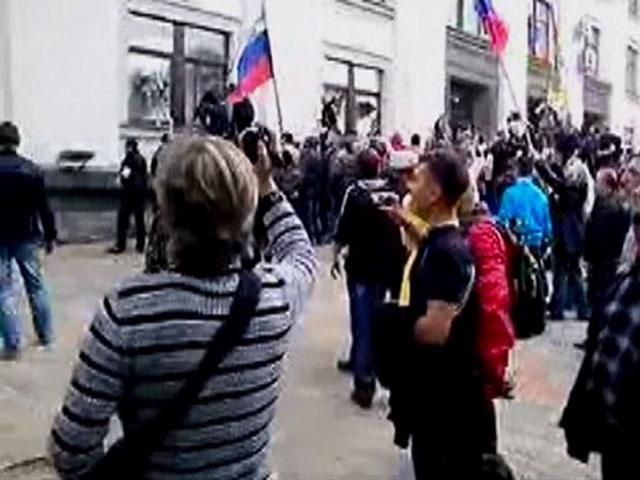 Проросійські активісти штурмують будівлю Луганської ОДА (Відео) Проросійські активісти штурмують будівлю Луганської ОДА (Відео)