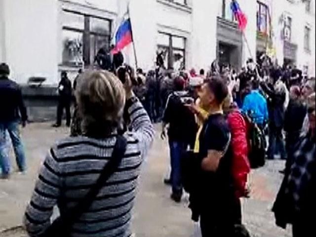 Пророссийские активисты взяли штурмом здание Луганской ОГА (Видео)