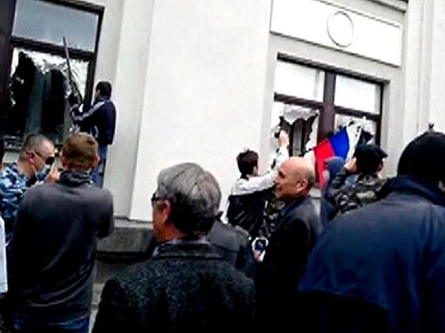 Пророссийские активисты захватили Луганскую ОГА Пророссийские активисты захватили Луганскую ОГА