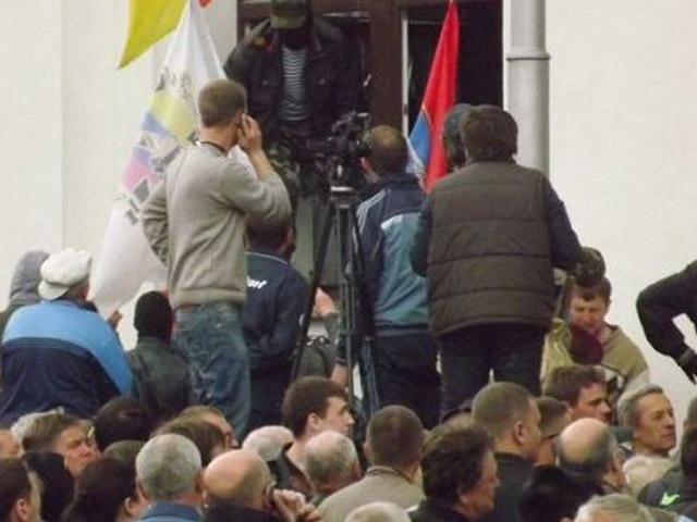 Луганські сепаратисти заблокували міліціонерів в ОДА (Фото) Луганські сепаратисти заблокували міліціонерів в ОДА (Фото)