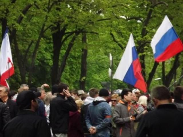 Сепаратисты в Луганске пошли захватывать местный телеканал Сепаратисты в Луганске пошли захватывать местный телеканал