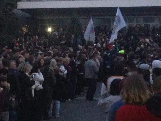 Сепаратисты требуют, чтобы милиционеры из Луганского УМВД сдались Сепаратисты требуют, чтобы милиционеры из Луганского УМВД сдались