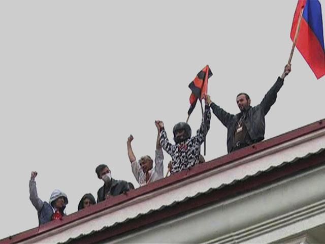 Луганск под контролем сепаратистов: захвачены органы власти, на улицах боевики Луганск под контролем сепаратистов: захвачены органы власти, на улицах боевики