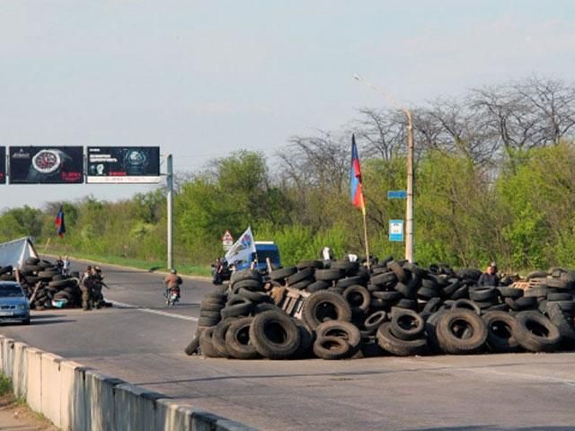 Силовики разблокировали два блокпоста в районе Славянска, - МВД