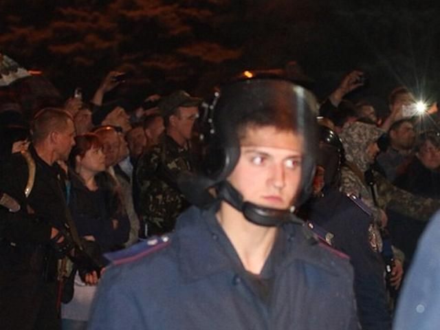 Правоохоронці покидають захоплене управління міліції в Луганську без зброї (Фото)