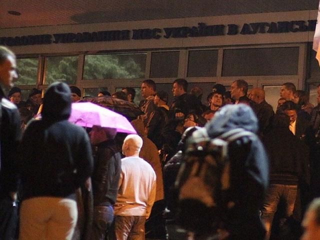 Озброєні сепаратисти взяли під контроль будівлю УМВС в Луганську Озброєні сепаратисти взяли під контроль будівлю УМВС в Луганську