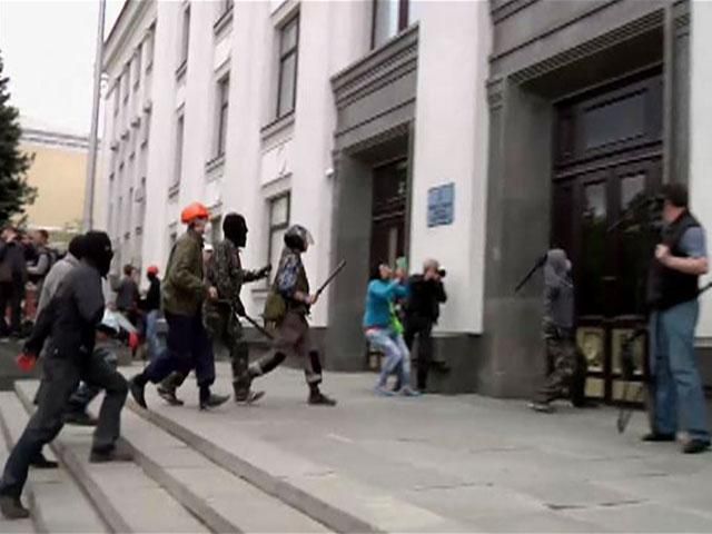 Проросійські активісти з бандитами роззброїли Луганське ГУ МВС Проросійські активісти з бандитами роззброїли Луганське ГУ МВС