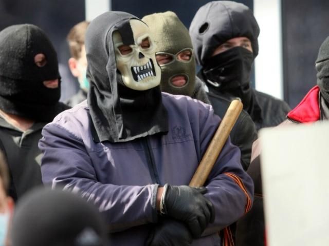 В Луганске вооруженные сепаратисты пытались блокировать военную часть В Луганске вооруженные сепаратисты пытались блокировать военную часть