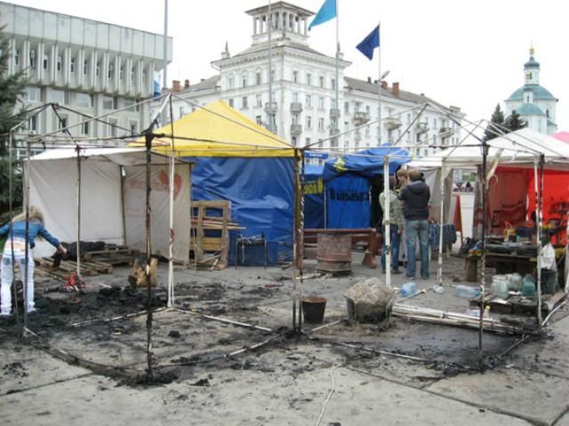 У центрі Сум горіли агітаційні намети (Фото)