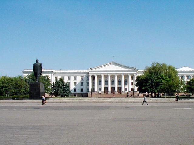 Луганські сепаратисти встановили біля Шевченка прапор СРСР (Фото) Луганські сепаратисти встановили біля Шевченка прапор СРСР (Фото)