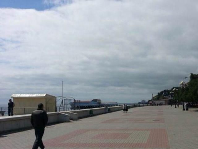 Ажиотажа на крымских курортах нет, над Алуштой вертолеты (Фото) Ажиотажа на крымских курортах нет, над Алуштой вертолеты (Фото)