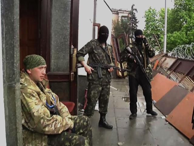 Боевики в захваченных органах власти Луганска (Видео)