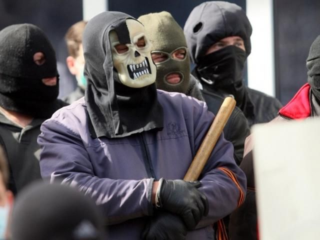 В Донецке сепаратисты напали на милиционеров и отобрали у них оружие В Донецке сепаратисты напали на милиционеров и отобрали у них оружие