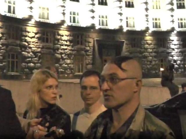 Под Кабмином митингуют люди в камуфляже с битами (Видео) Под Кабмином митингуют люди в камуфляже с битами (Видео)