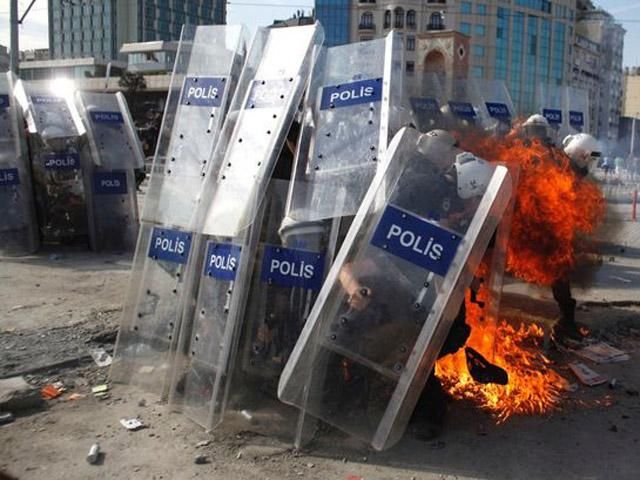 В Стамбуле полиция водометами и слезоточивым газом разогнала демонстрантов