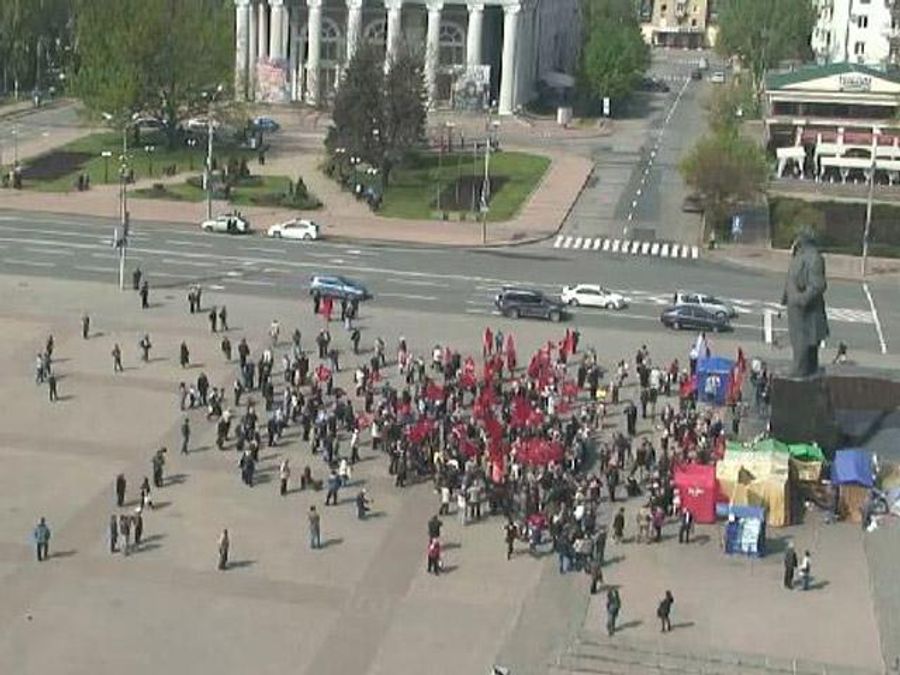 На першотравневу ходу у Донецьку вийшли 100 комуністів (Фото) На першотравневу ходу у Донецьку вийшли 100 комуністів (Фото)