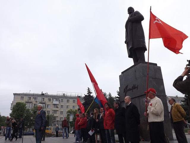 В Луганске коммунисты на митинге требовали отставки Турчинова (Фото)