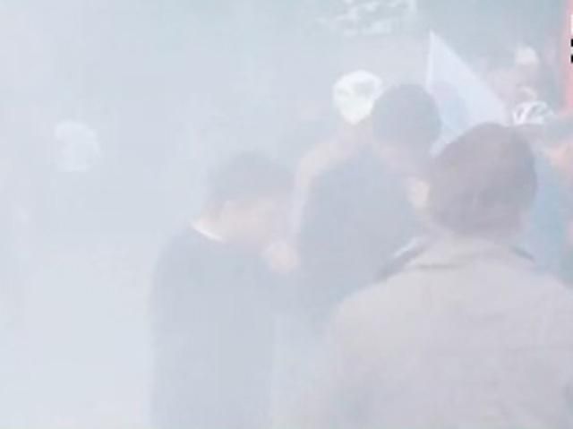 В Донецке сепаратисты штурмуют прокуратуру (Фото) В Донецке сепаратисты штурмуют прокуратуру (Фото)