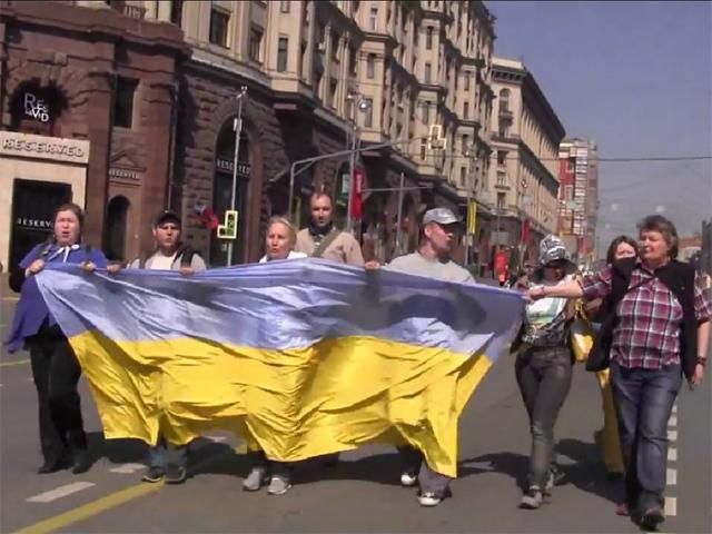В Москве ОМОН задержал людей за гимн и флаг Украины (Видео) В Москве ОМОН задержал людей за гимн и флаг Украины (Видео)