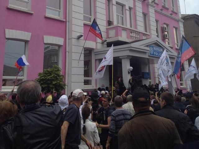 По дороге к милиции донецкие сепаратисты срывали украинские флаги с зданий По дороге к милиции донецкие сепаратисты срывали украинские флаги с зданий