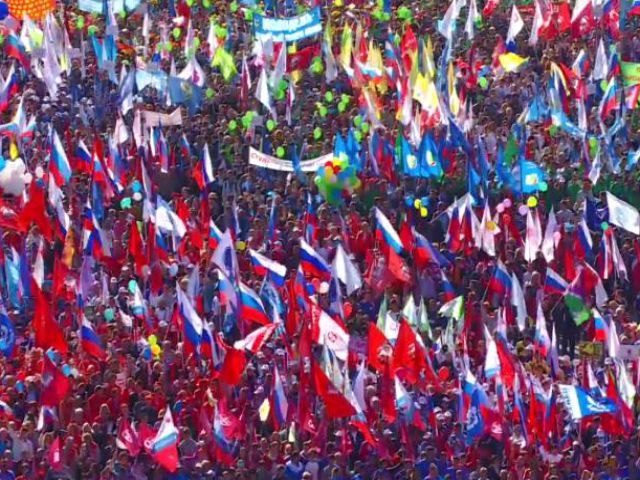 Першотравень в Росії: помпезні демонстрації на Красній площі та антивоєнний мітинг в Пітері Першотравень в Росії: помпезні демонстрації на Красній площі та антивоєнний мітинг в Пітері