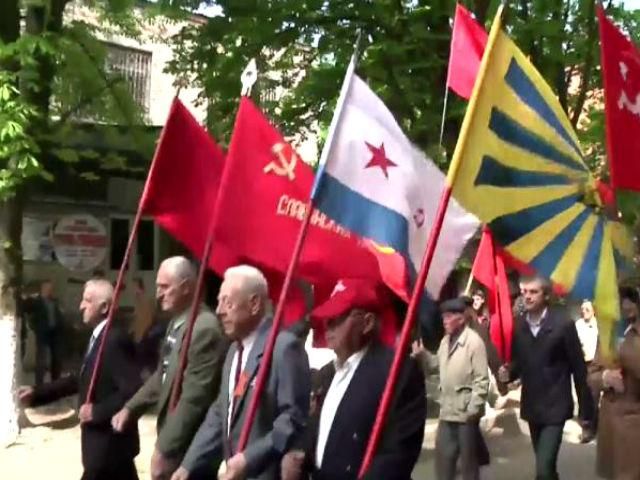 У Слов'янську з радянськими піснями і танцями святкували першотравень (Відео)