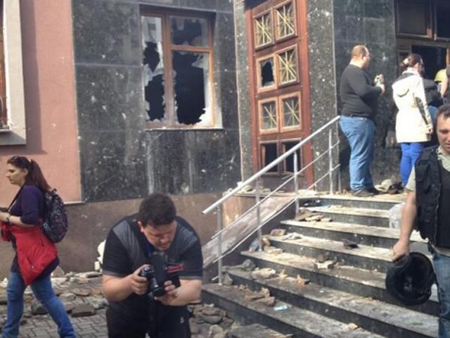 Після штурму Донецької прокуратури до медиків звернулись 26 осіб, — ОДА Після штурму Донецької прокуратури до медиків звернулись 26 осіб, — ОДА