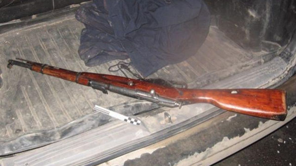 На Хмельниччині затримали зі зброєю в авто "громадянина сусідньої країни" (Фото) На Хмельниччині затримали зі зброєю в авто "громадянина сусідньої країни" (Фото)