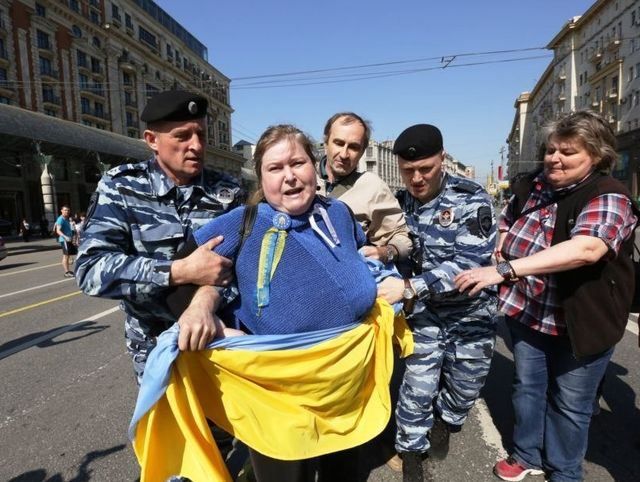 МЗС засудило переслідування росіян, які вийшли на проукраїнські акції в Росії (Відео)