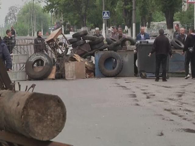 Сторонники сепаратистов в Славянске строят баррикады