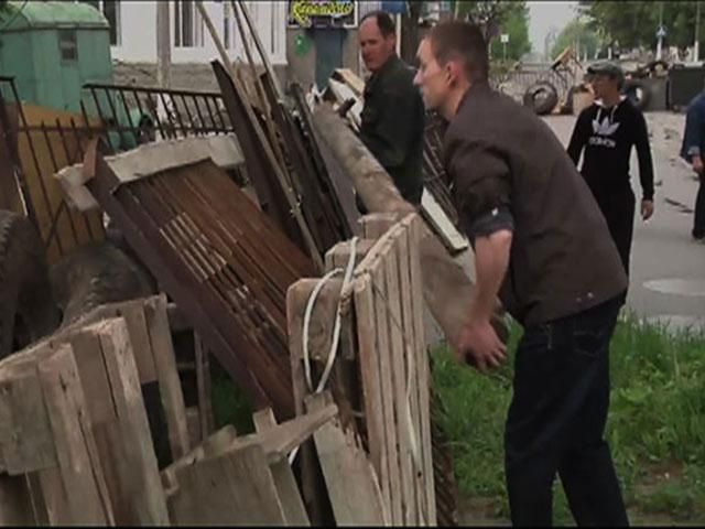 Член КПУ допомагає терористам зводити барикади, — Ляшко Член КПУ допомагає терористам зводити барикади, — Ляшко