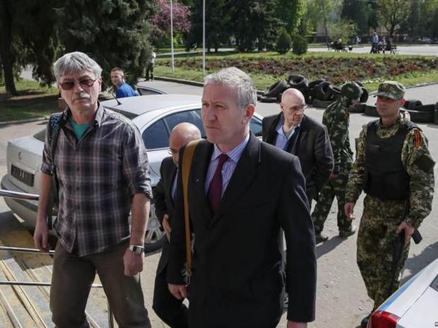 Полонені інспектори ОБСЄ вийшли на зв’язок, — МЗС Німеччини Полонені інспектори ОБСЄ вийшли на зв’язок, — МЗС Німеччини