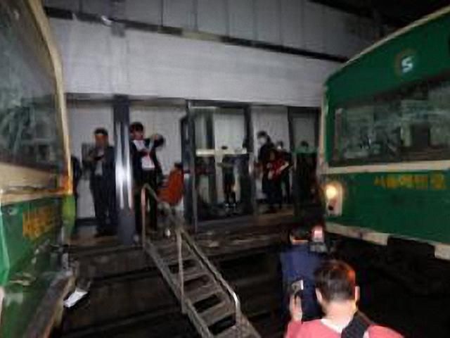 Зіткнення потягів у Сеулі: 200 поранених